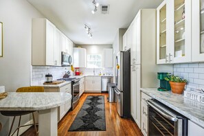 冷蔵庫、電子レンジ、オーブン、コンロ