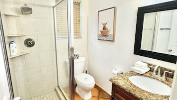 Secador de cabelo, toalhas de banho, sabonete, papel higiênico