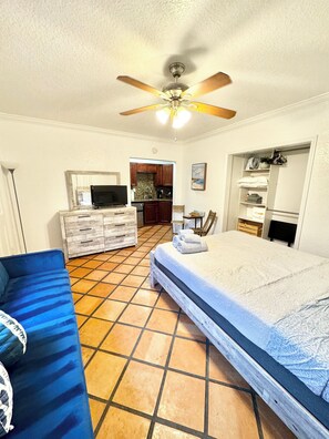 1 habitación, tabla de planchar con plancha, internet y ropa de cama
