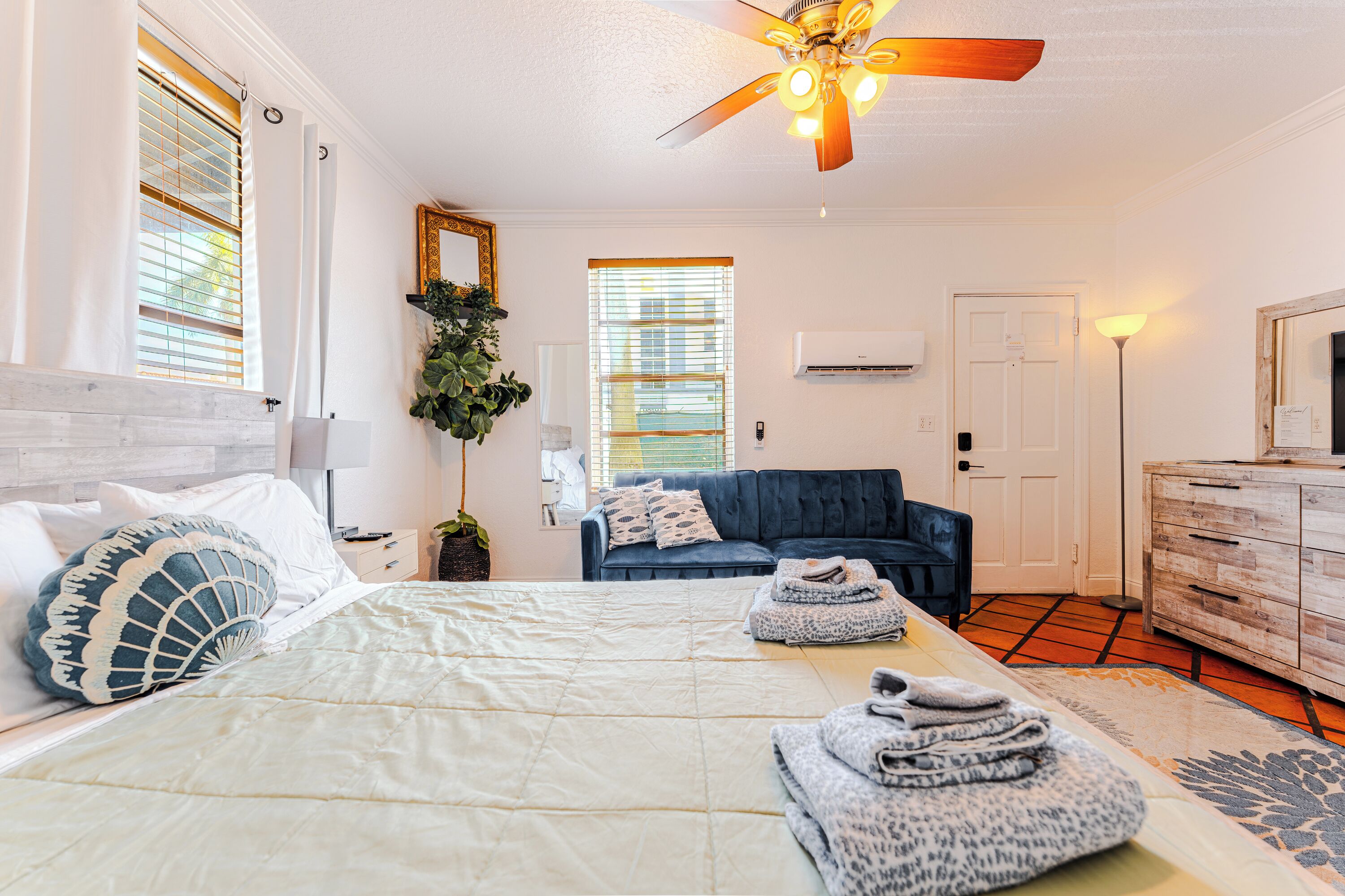 1 dormitorio, tabla de planchar con plancha, Internet y ropa de cama