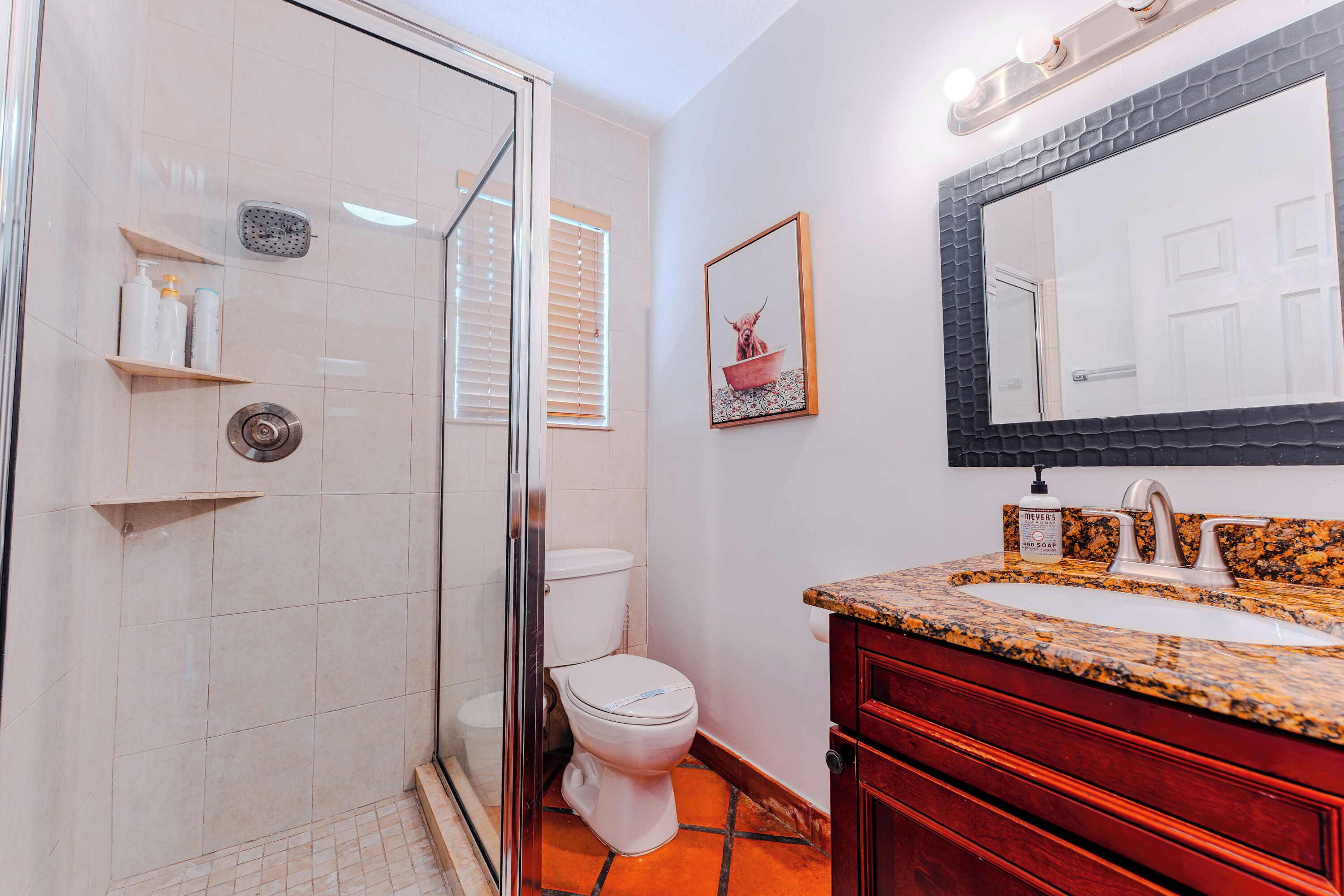 Sèche-cheveux, serviettes fournies, savon, papier toilette