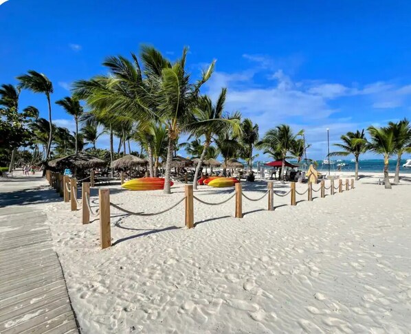 Chaises longues, serviettes de plage
