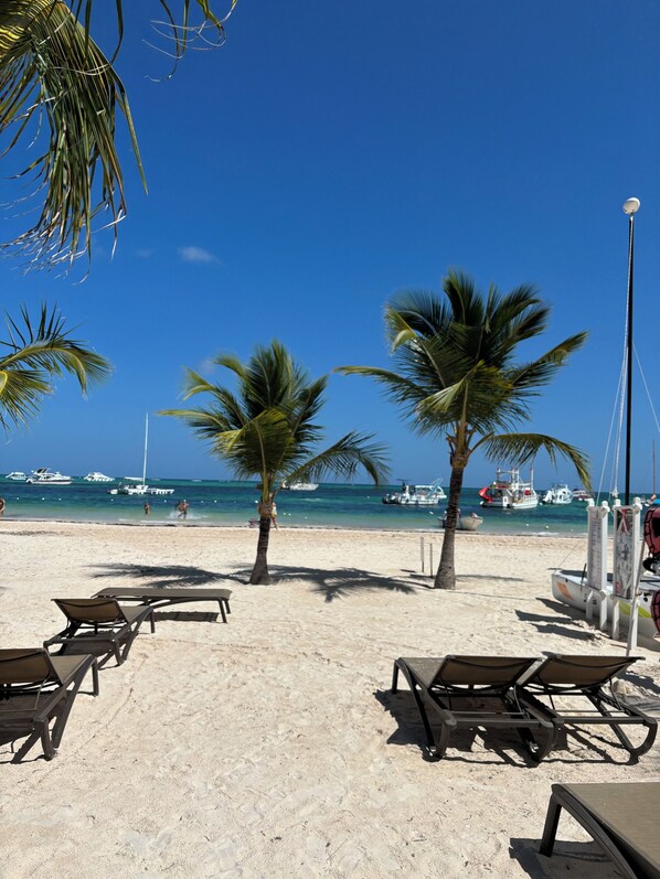 Chaises longues, serviettes de plage