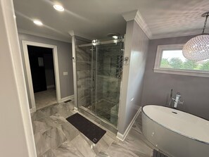 Een bubbelbad, een haardroger, handdoeken, zeep