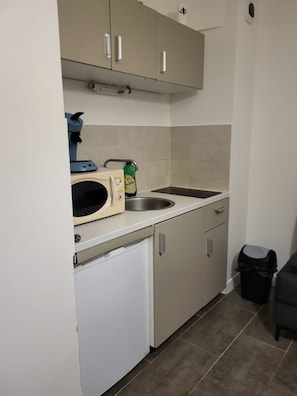Mini-fridge, microwave, oven, stovetop
