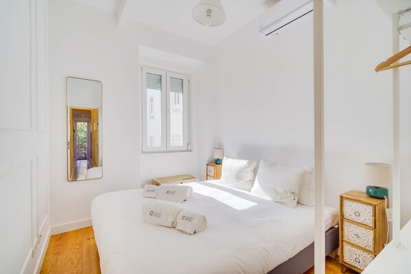 2 bedrooms, internet, bed sheets