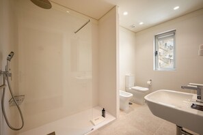 Dusche, Haartrockner, Handtücher