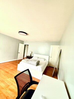 1 bedroom, desk, iron/ironing board, free WiFi - Charming 2-bedroom house in Drexel Hill with laundromat ,parking& trolly station (Drexel Hill)