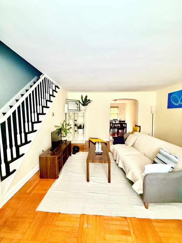 Smart TV - Charming 2-bedroom house in Drexel Hill with laundromat ,parking& trolly station (Drexel Hill)