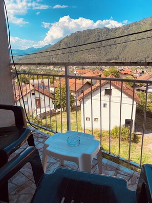 Property grounds - Quaint 2-bedroom house in charming Konjic (Konjic)