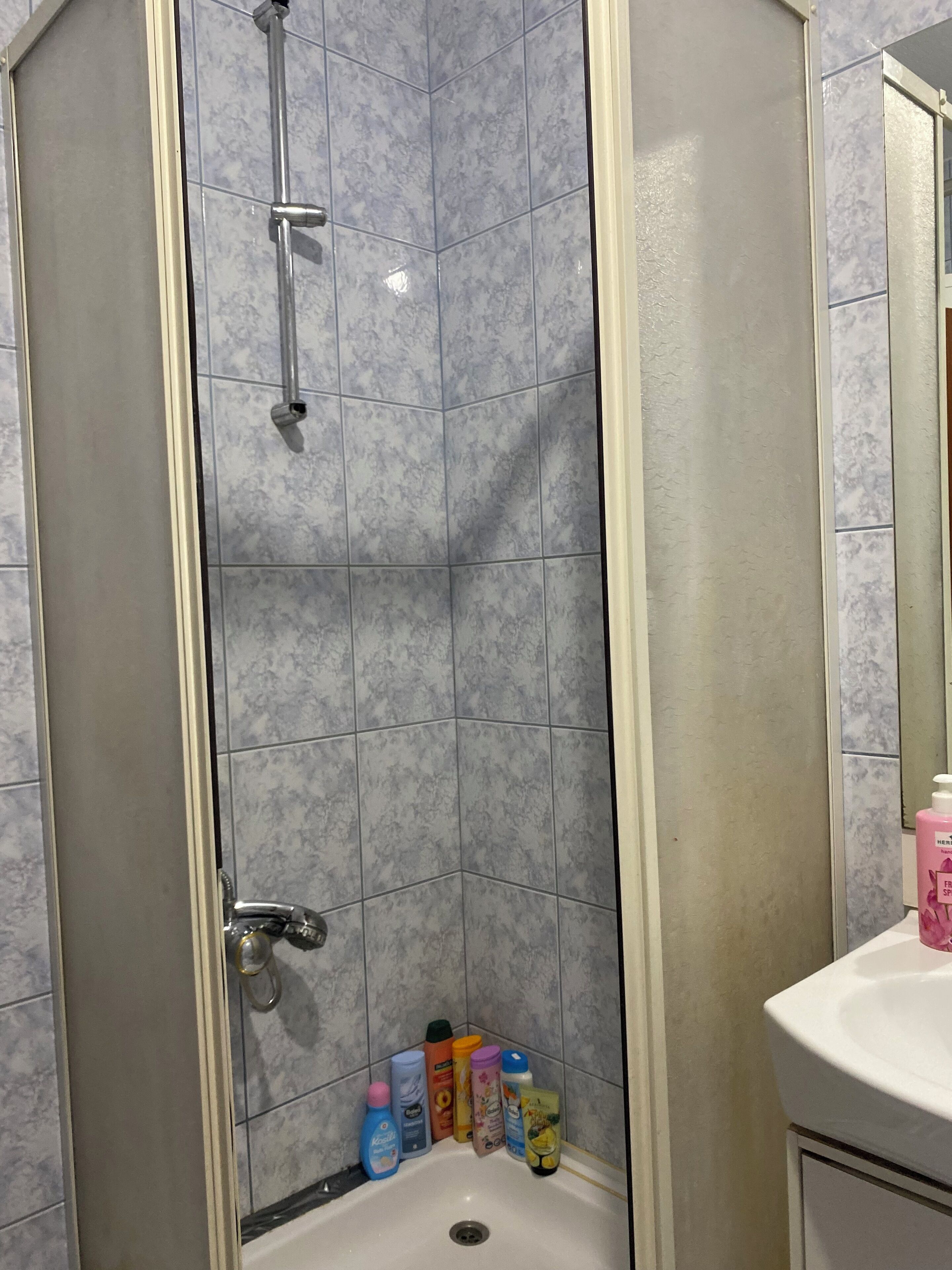 Secador de pelo, bidet, toallas, jabón