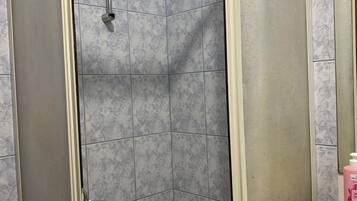 Haartrockner, Bidet, Handtücher, Seife