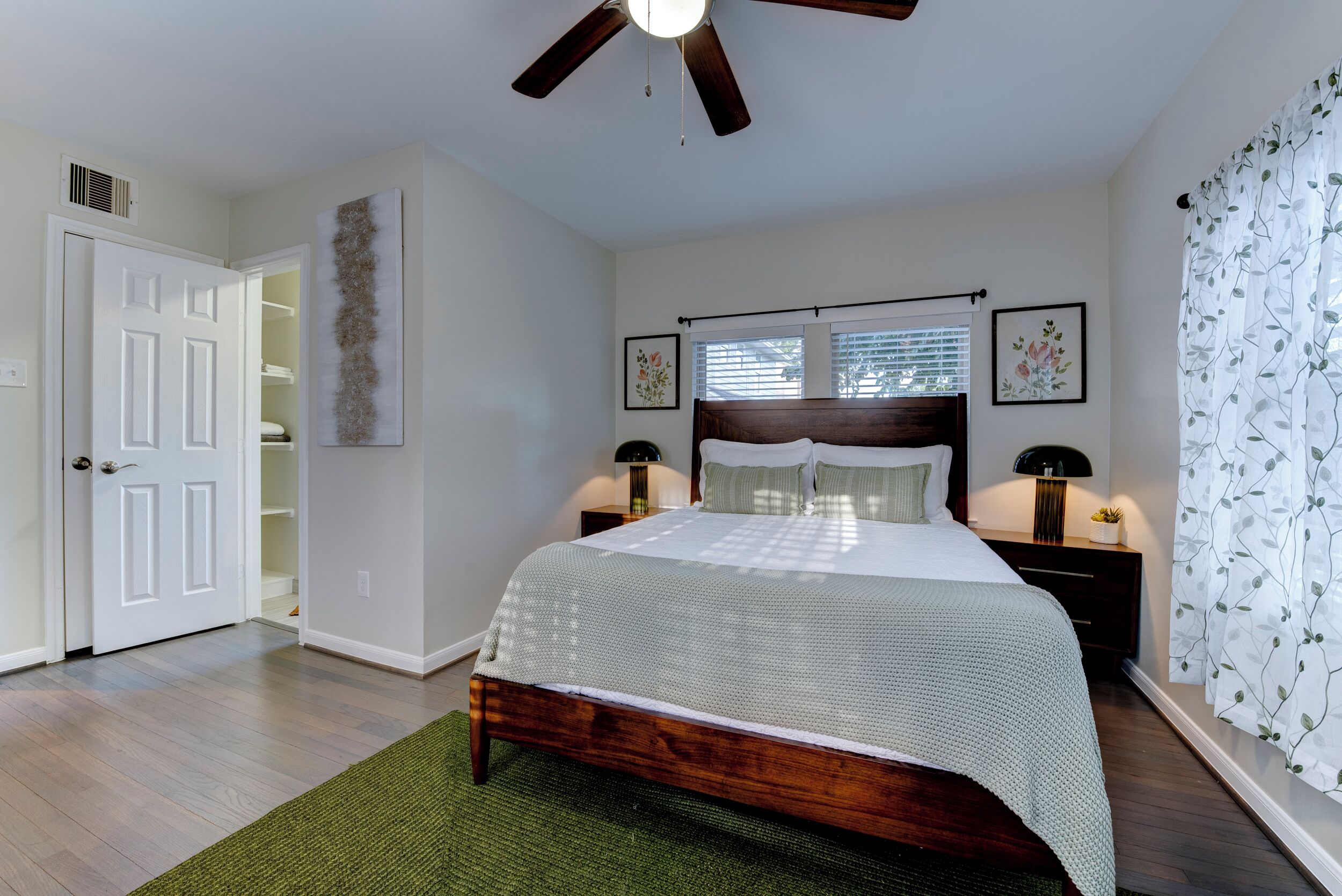 2 bedrooms, desk, iron/ironing board, WiFi