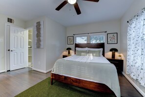 2 bedrooms, desk, iron/ironing board, WiFi - A Serene 2-bedroom home with private fence and gate in vibrant Houston (Houston)