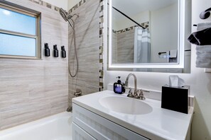 Douche, sèche-cheveux, serviettes fournies, savon