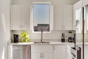 Apartamento, várias camas, sacada, vista para a cidade | Cozinha privada | Geladeira, micro-ondas, cooktop, lava-louças