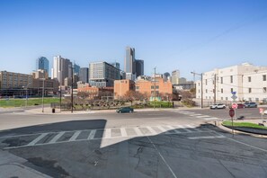 Een stadsplein met een opvallend gebouw op de achtergrond.