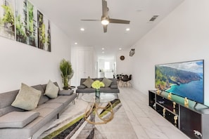 Apartamento, várias camas, sacada, vista para a cidade | Área de estar | Smart TV 58 polegadas com canais digitais, Netflix, Hulu
