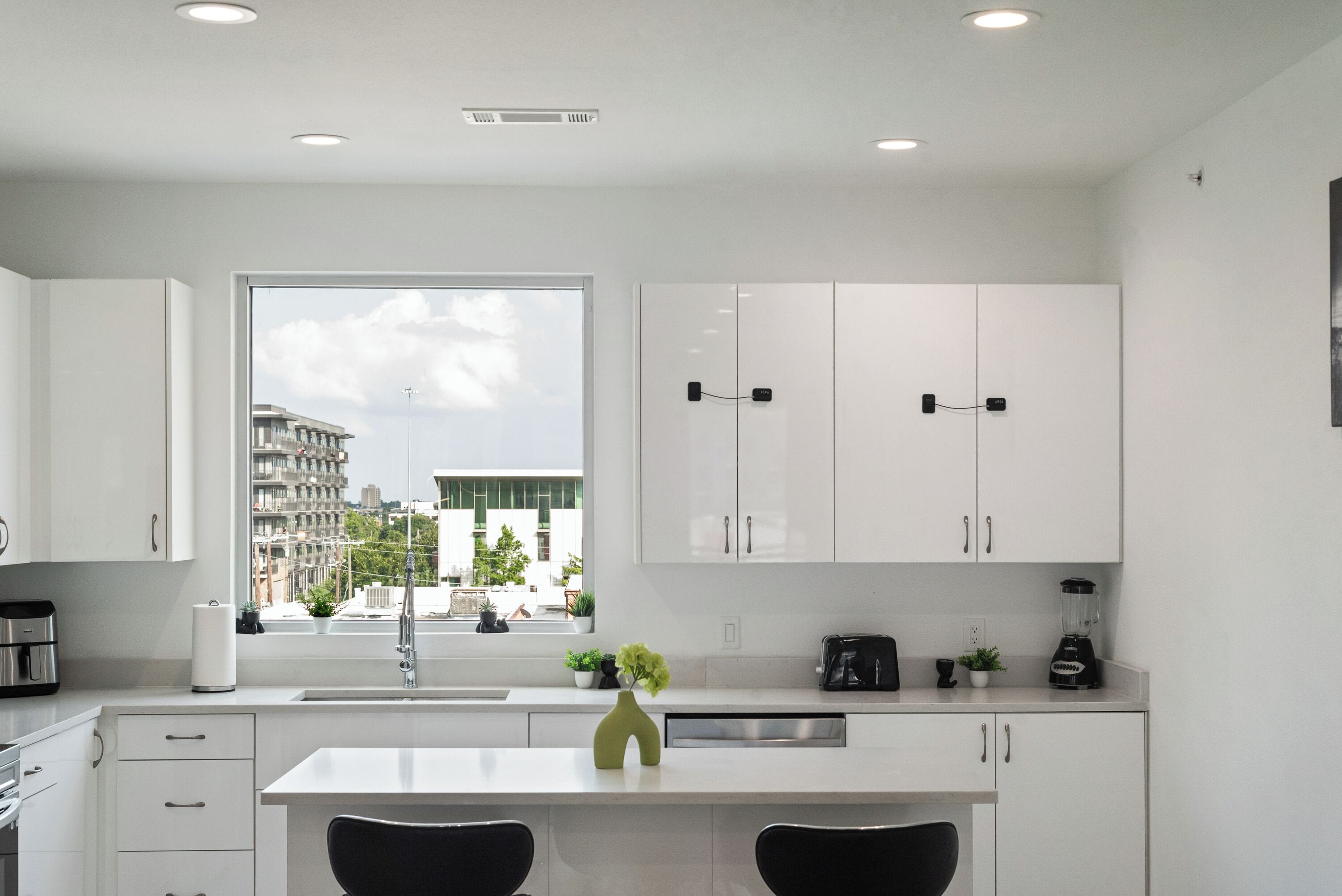 Lejlighed - flere senge - byudsigt | Privat køkken | Køleskab, mikrobølgeovn, ovn, kogeplade