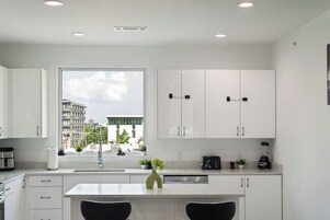 Apartment, Multiple Beds, City View | Private kitchen | Fridge, microwave, oven, stovetop