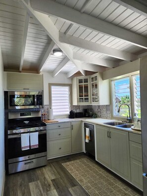 Microwave, oven, stovetop, dishwasher - Yellow Maison, Romantic Caribbean Getaway (Saint John's)