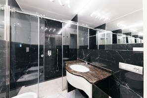 Shower, bidet, towels, soap - VILLA ROSARIO AMALFI ART (VILLA ANGELINA) (Amalfi)