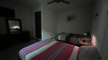 Quarto casal clássico | Escrivaninha, Wi-Fi de cortesia