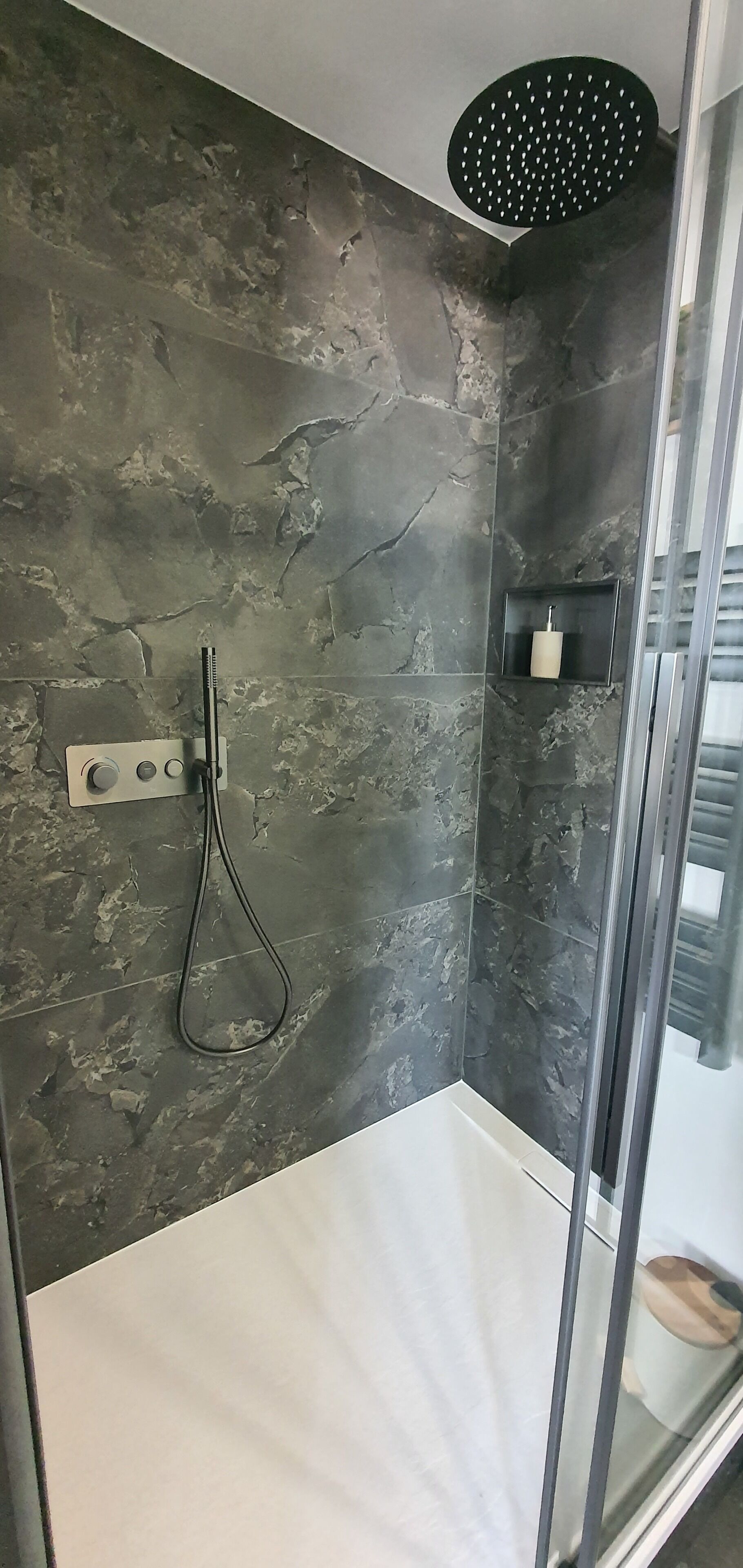 Douche, sèche-cheveux, serviettes fournies, savon