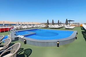 Outdoor pool, free cabanas, sun loungers