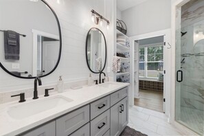 Hair dryer, bidet, towels, toilet paper - New! Lakefront 4BR, Kayaks, Paddleboards, Games (Littleton)
