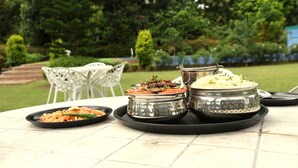 Sarapan prasmanan setiap hari dengan biaya tambahan