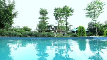 Una piscina al aire libre