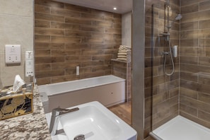 Standard Apartment, Multiple Beds, Non Smoking, Kitchen (View) | Bathroom