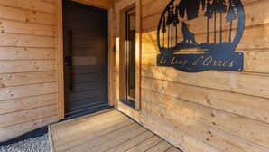 Houten cabinentree met een bord waarop 'Le Loup d'Orres' staat.