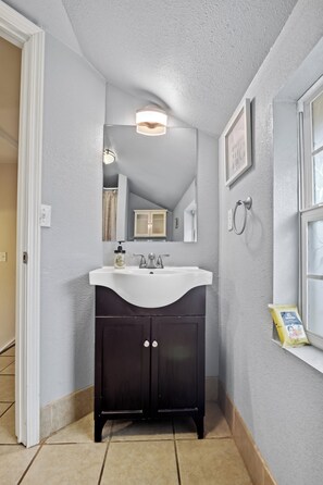 Douche, séchoir à cheveux, serviettes fournies, savon