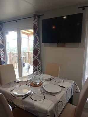 Dining - Mobile home 6 p pond view (Canet-en-Roussillon)