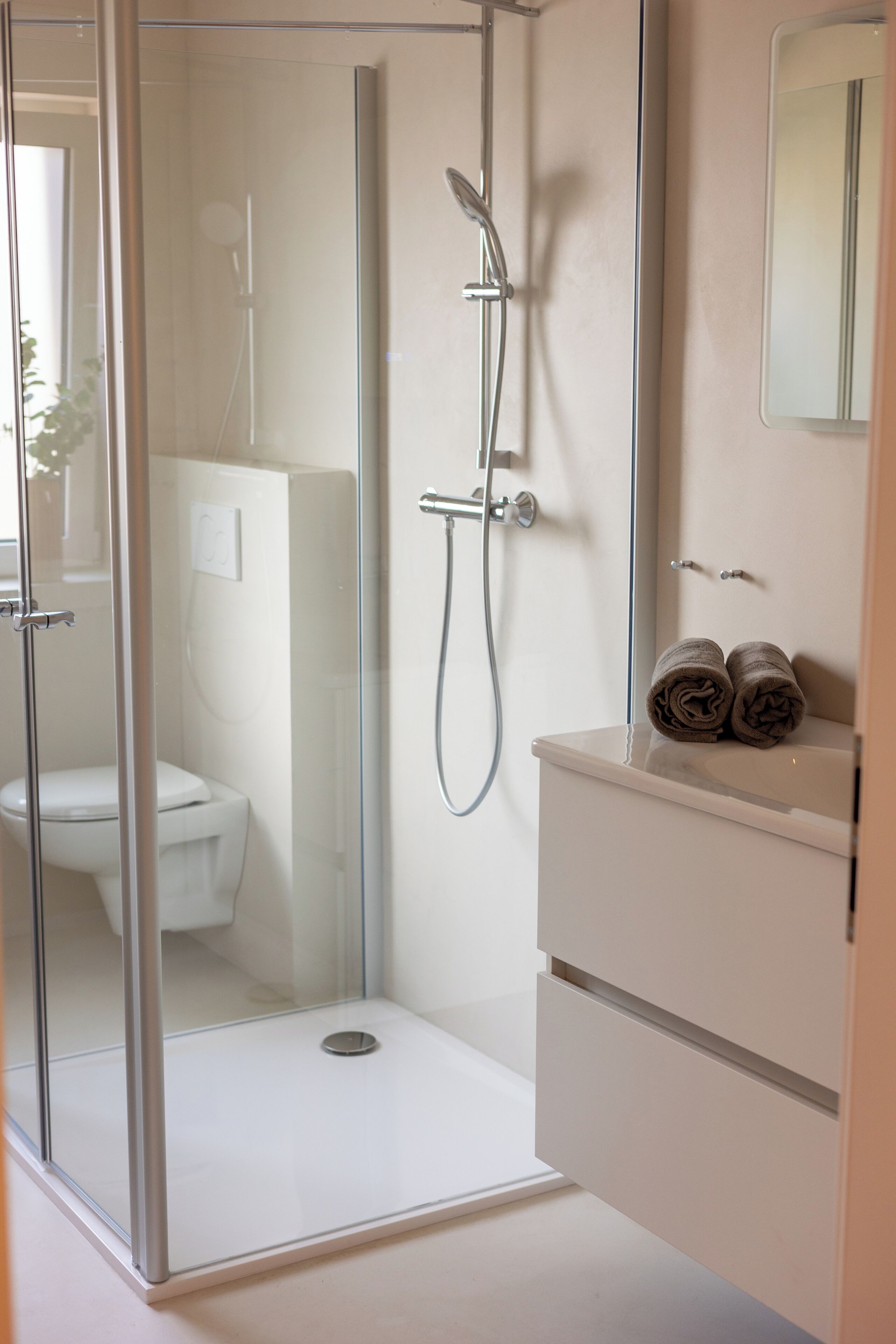 Een douche, handdoeken, toiletpapier