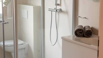 Dusche, Handtücher, Toilettenpapier
