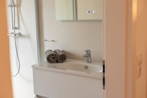 Dusche, Handtücher, Toilettenpapier