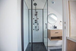 Dusche, Haartrockner, Handtücher, Seife