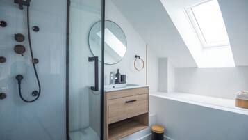 Een douche, een haardroger, handdoeken, zeep