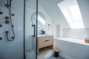 Dusche, Haartrockner, Handtücher, Seife