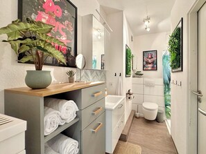 シャワー、ヘアドライヤー、タオル、石鹸