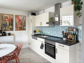 Fridge, oven, stovetop, dishwasher - Hejm Mountain Vibe & Design vacation apartment - 2 min to the bike park and ski slope (Winterberg)