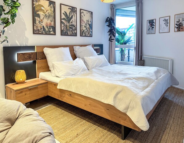 1 habitación, tabla de planchar con plancha y cuna de viaje 