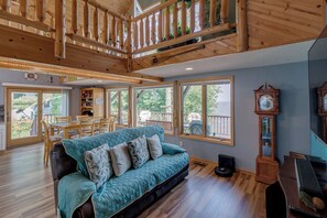 Living area - Charming 2-bedroom Cabin in Walker on Leech Lake, Fitness Room, Dock and lift (Walker)