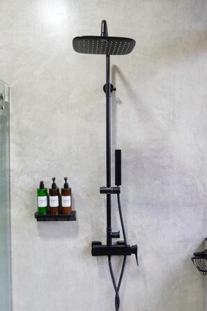 مجففات شعر، مناشف، صابون، ورق حمّام