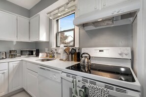 Private kitchen - Charming 2 Bed/2 Full Bath Single house in terrific Arlington, VA (Arlington)