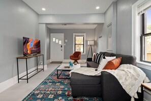 Living area - Charming 2 Bed/2 Full Bath Single house in terrific Arlington, VA (Arlington)