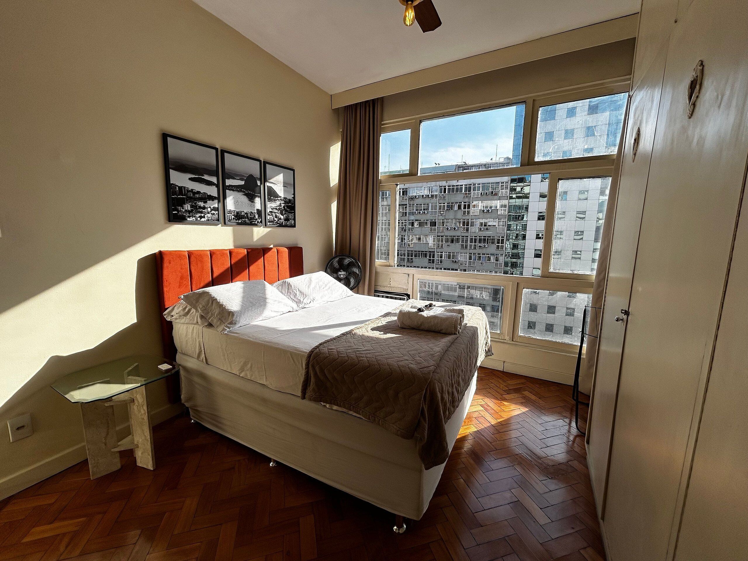 1 habitación, tabla de planchar con plancha y ropa de cama 